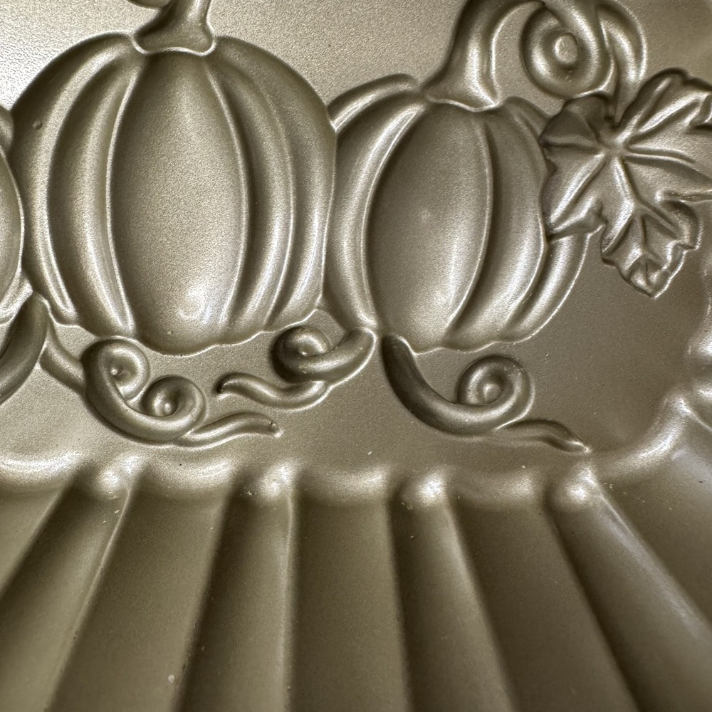 Nordic Ware Botanical Pumpkin Loaf Pan 6 Cups / 1.4 Liters - Picture 4 of 12
